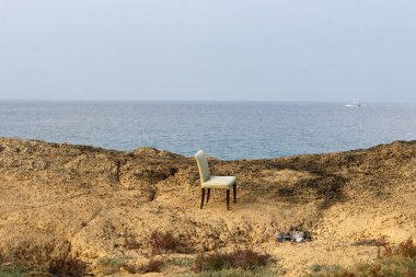 Sandalye - bir kişi, sırt ve koltuk ile oturduğum için tasarlanmış mobilya 