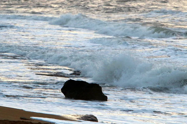 Pedras Encontram Nas Margens Mar Mediterrâneo Norte Israel — Fotografia de Stock