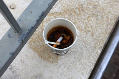 Sigara ve sigara izmaritleri her yere saçılmış 