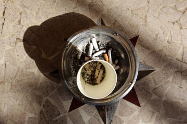 Sigara ve sigara izmaritleri her yere saçılmış 