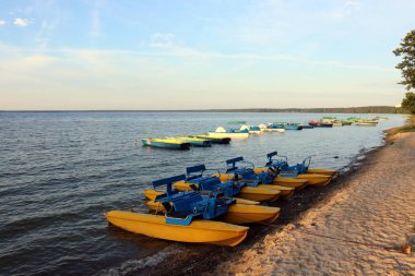 Yatak tarafından shore bir gemi veya tekne bağlama için özel donanımlı bir yerdir 