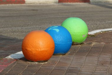 Yan veya caddenin yanında bulunan kaldırım - patika, 