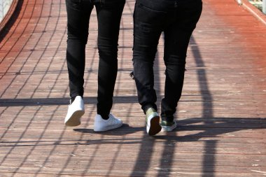 Yan veya caddenin yanında bulunan kaldırım - patika, 