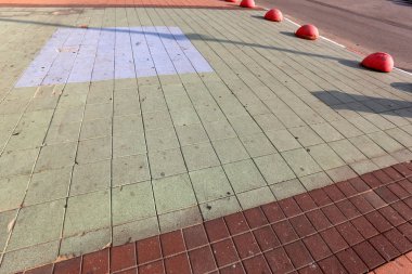 Yan veya caddenin yanında bulunan kaldırım - patika, 