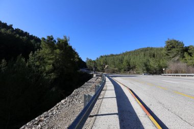 Yol uzak ufuk ötesine gider 