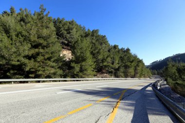 Yol uzak ufuk ötesine gider 