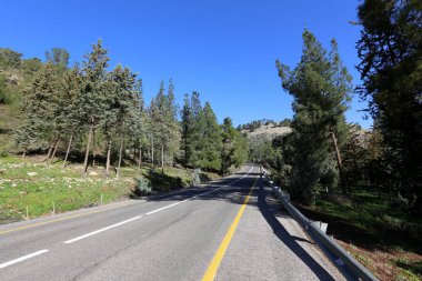 Yol uzak ufuk ötesine gider 