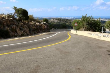 Yol uzak ufuk ötesine gider 