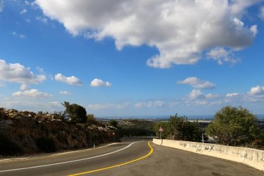 Yol uzak ufuk ötesine gider 