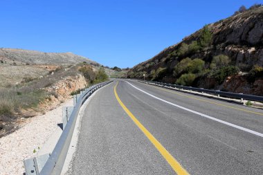 Yol uzak ufuk ötesine gider 