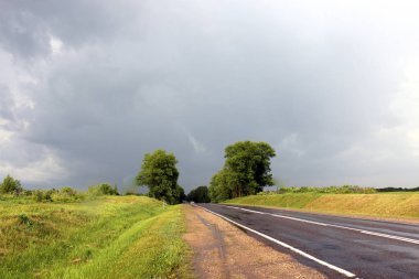 Yol uzak ufuk ötesine gider 