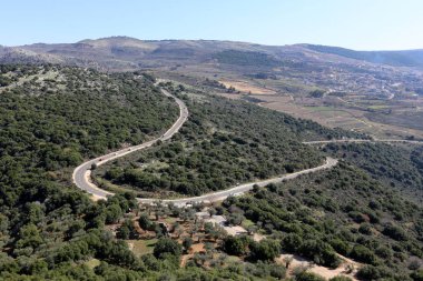 Yol uzak ufuk ötesine gider 