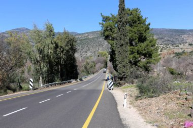Yol uzak ufuk ötesine gider 