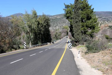 Yol uzak ufuk ötesine gider 