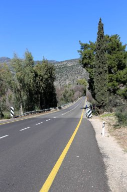 Yol uzak ufuk ötesine gider 