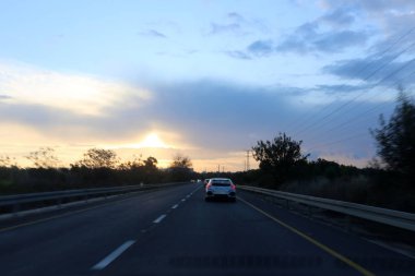 Yol uzak ufuk ötesine gider 