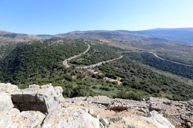 Yol uzak ufuk ötesine gider 
