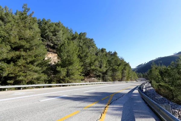 Yol uzak ufuk ötesine gider 