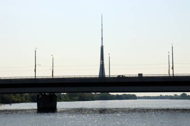 Köprü Nehri üzerinde inşa edilen bir yapay yapıdır 