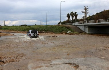 Köprü Nehri üzerinde inşa edilen bir yapay yapıdır 