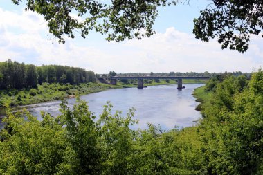 Köprü Nehri üzerinde inşa edilen bir yapay yapıdır 