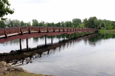 Köprü Nehri üzerinde inşa edilen bir yapay yapıdır 