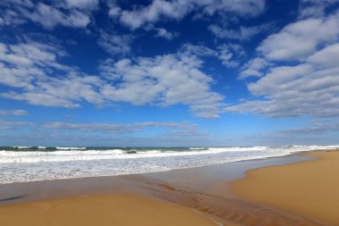 Gökyüzünün rengi ve türünü bağlıdır günün saati, yıl ve ana hava zaman 