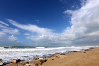 Gökyüzünün rengi ve türünü bağlıdır günün saati, yıl ve ana hava zaman 