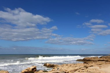 Gökyüzünün rengi ve türünü bağlıdır günün saati, yıl ve ana hava zaman 