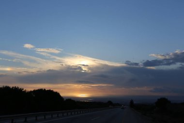 Gökyüzünün rengi ve türünü bağlıdır günün saati, yıl ve ana hava zaman 