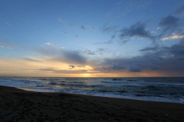 Gökyüzünün rengi ve türünü bağlıdır günün saati, yıl ve ana hava zaman 