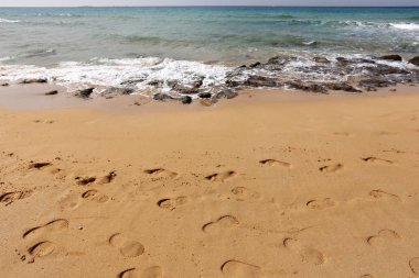 Akdeniz 'in kıyılarında, kuma ayak izleri 