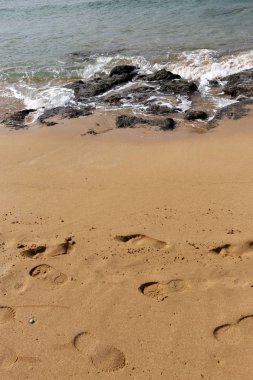 Akdeniz 'in kıyılarında, kuma ayak izleri 