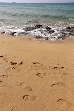 Akdeniz 'in kıyılarında, kuma ayak izleri 