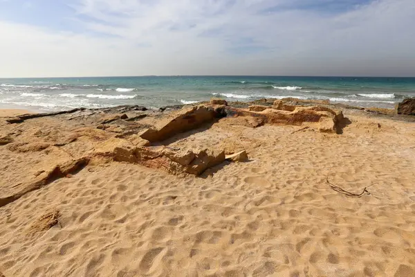 激しい嵐の後イスラエル共和国の北の地中海の海岸 — ストック写真