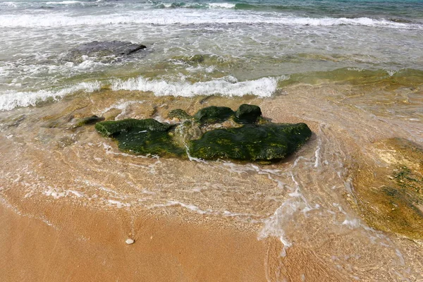 激しい嵐の後イスラエル共和国の北の地中海の海岸 — ストック写真