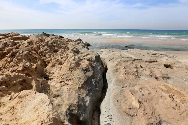 激しい嵐の後イスラエル共和国の北の地中海の海岸 — ストック写真
