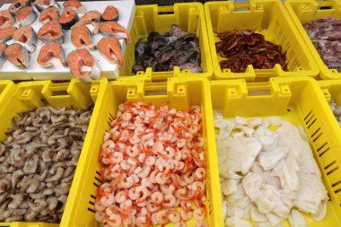 Acre eski şehir içinde çarşı taze balık ve yengeçler satışa sunulmuştur 