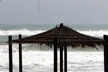 Sahilde sıcak güneş'ten gölgelik 