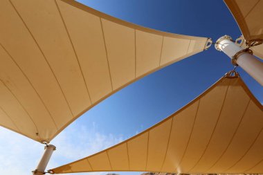 Sahilde sıcak güneş'ten gölgelik 