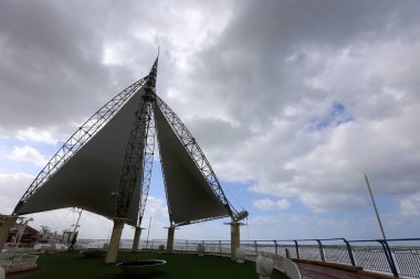 Sahilde sıcak güneş'ten gölgelik 