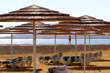 Sahilde sıcak güneş'ten gölgelik 