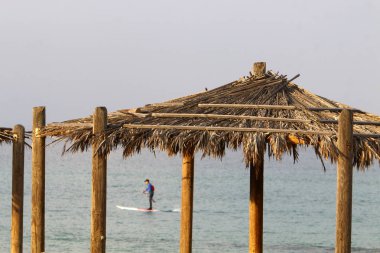Sahilde sıcak güneş'ten gölgelik 