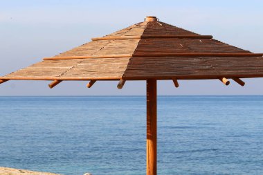 Sahilde sıcak güneş'ten gölgelik 