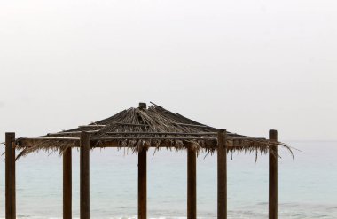 Sahilde sıcak güneş'ten gölgelik 