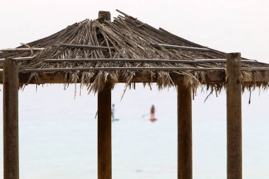 Sahilde sıcak güneş'ten gölgelik 