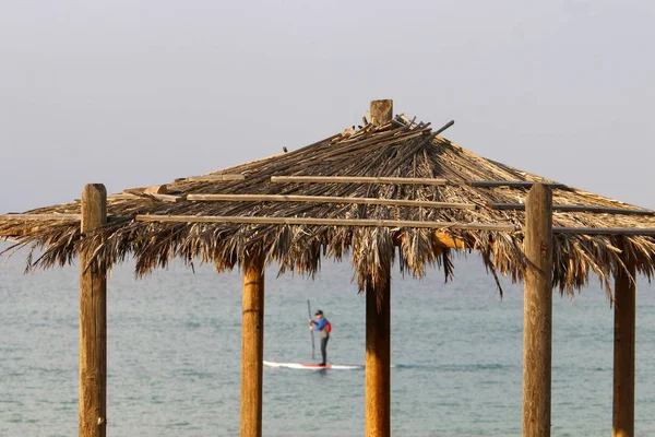 Sahilde sıcak güneş'ten gölgelik 