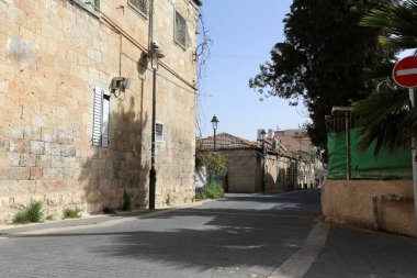 Kudüs, İsrail devletinin başkenti Antik şehri sokaklarında yürümek. 