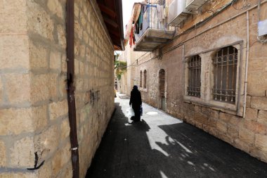 Kudüs, İsrail devletinin başkenti Antik şehri sokaklarında yürümek. 