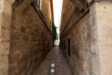 Kudüs, İsrail devletinin başkenti Antik şehri sokaklarında yürümek. 